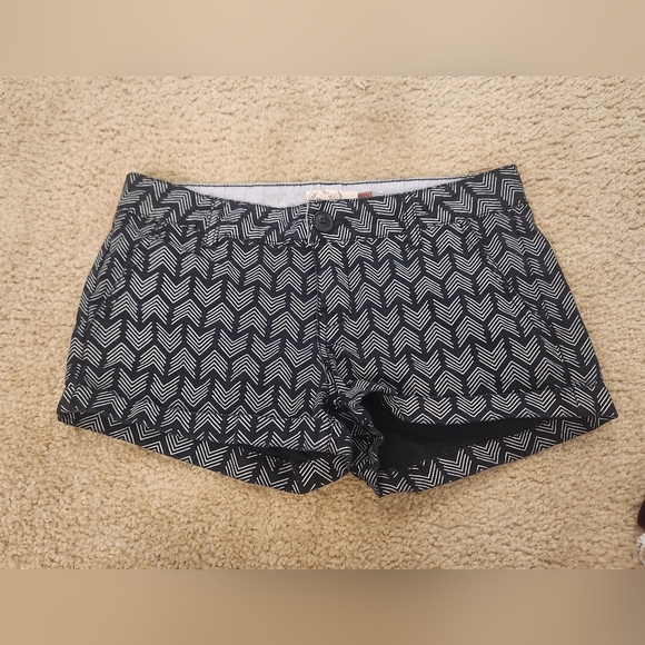 Juniors Size 3 Low Rise Chino Shorts Black White Arrows Chevron 29" Waist #R443 - Picture 1 of 5